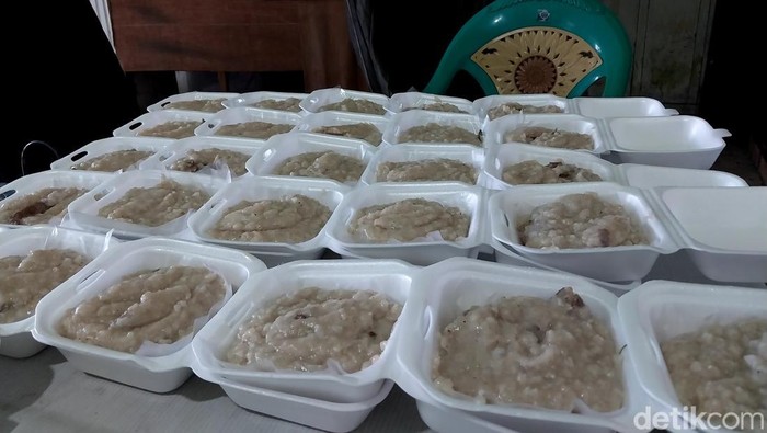 Bubur harisah di Kelurahan Panjunan, Cirebon yang hanya dijumpai saat Ramadan