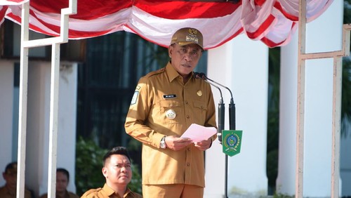 Bupati Bima, Ady Mahyudi, saat memimpin apel gabungan perdana Pemkab Bima di halaman kantornya, Senin, (3/3/2025). (Istimewa)