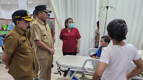 Bupati Karangasem Gus Par dan Wakil Bupati Karangasem Pandu Prapanca Lagosa saat melakukan sidak ke RSUD Karangasem, Senin (3/3/2025). (dok. Prokopim Kabupaten Karangasem)