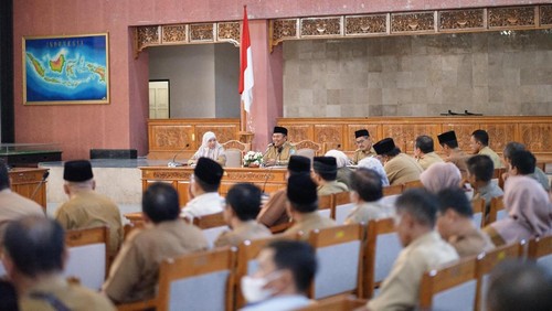 Bupati Lombok Barat Lalu Ahmad Zaini didampingi Wakil Bupati Nurul Adha saat rapat pimpinan, Senin (3/3/2025). (Foto: Dok. Kominfo Lombok Barat)