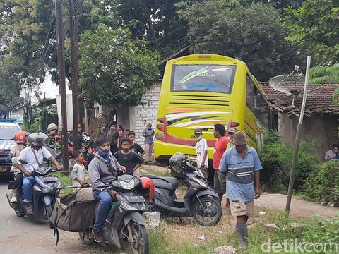 Bus tabrak rumah di tepi jalan raya Tayu-Pati wilayah Desa Waturoyo, Kecamatan Margoyoso, Kabupaten Pati, Senin (3/3/2025).