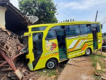 Bus Tabrak Pemotor Lalu Hantam Rumah di Pati, 3 Orang Terluka