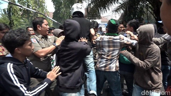 Demo mahasiswa di Kantor Bupati Polman diwarnai keributan.