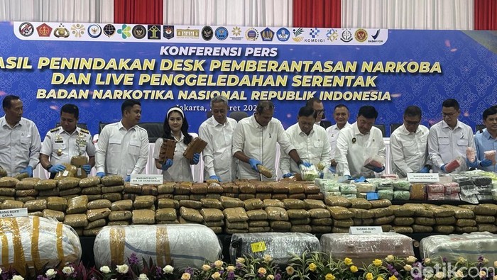Desk Pemberantasan Narkoba yang dibentuk pemerintah menyita 1,2 ton narkotika hasil pengungkapan 14 kasus. Sebanyak 37 orang ditetapkan sebagai tersangka. (Kadek ML/detikcom)