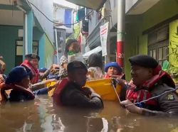 Video: Petugas Evakuasi Nenek-Cucu Korban Banjir Kebon Pala Pakai Perahu