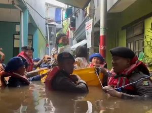 Polda Metro Bantu Evakuasi Warga yang Terdampak Banjir di Jatinegara Jaktim