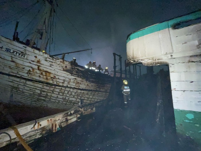 Dua kapal terbakar di Pelabuhan Sunda Kelapa, 3 Maret 2025 magrib. (Dok Sudin Damkar Jakarta Utara)