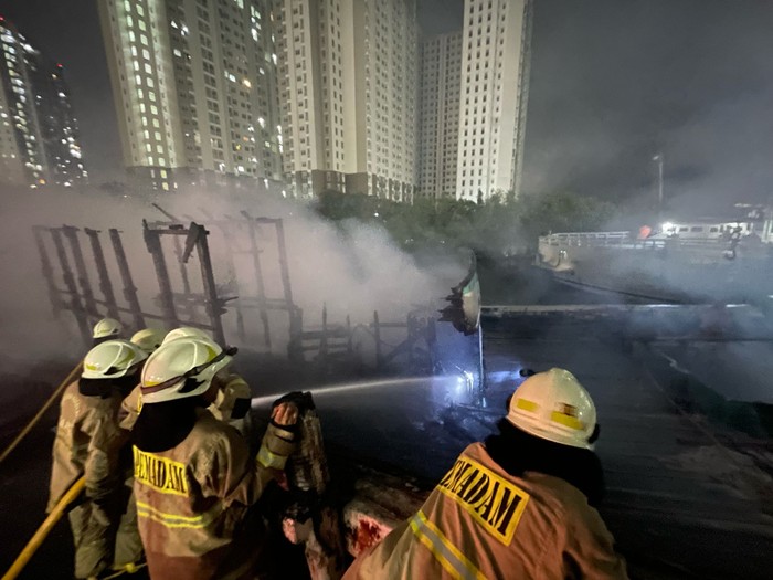 Dua kapal terbakar di Pelabuhan Sunda Kelapa, 3 Maret 2025 magrib. (Dok Sudin Damkar Jakarta Utara)