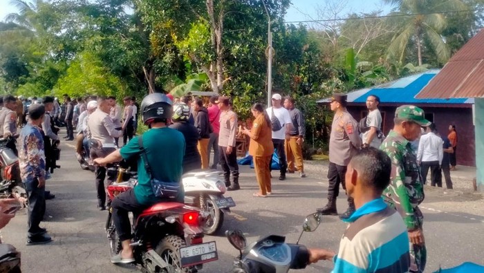 Dua kelompok warga di Seram Bagian Barat Maluku bentrok akibat isu liar penganiayaan.