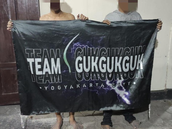 Dua remaja pria diserahkan warga ke Polsek Galur, Kulon Progo, gara-gara bermotor secara ugal-ugalan, Senin (3/3/2025) dini hari.