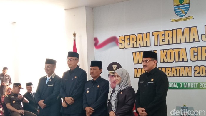 Effendi Edo dan Siti Farida Rosmawati saat hadir dalam sertijab Wali Kota dan Wakil Wali Kota Cirebon
