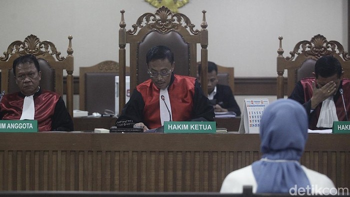 Eks Panitera PN Jaktim Rina Pertiwi jalani sidang vonis kasus suap eksekusi lahan sengketa PT Pertamina. Ia divonis 4 tahun penjara.