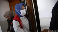 Selain pidana badan, majelis hakim dengan ketua Eko Aryanto juga menghukum Rina membayar denda Rp 200 juta subsider 3 bulan.