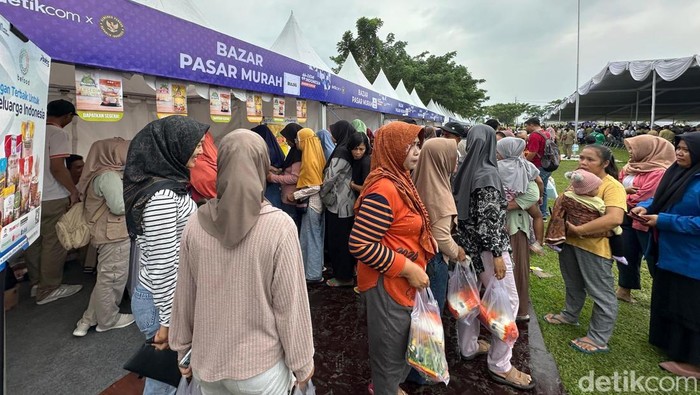Emak-emak serbu bazar murah #DemiIndonesia Mandiri Pangan Emak-emak serbu bazar murah #DemiIndonesia Mandiri Pangan