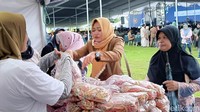 Di bazar itu harga daging ayam yang normalnya Rp 35 ribu/kg menjadi Rp 30 ribu/kg.