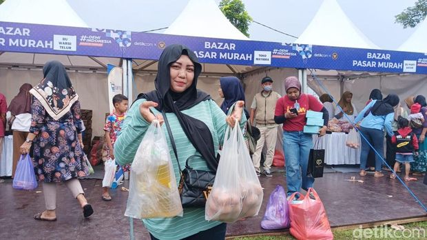 Emak-emak serbu bazar murah #DemiIndonesia Mandiri Pangan
