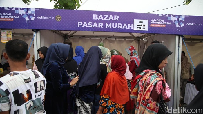 Emak-emak Serbu Bazar Murah #DemiIndonesia Mandiri Pangan Bazar murah #DemiIndonesia Mandiri Pangan di Ngawi diserbu emak-emak. Stand bazar menawarkan bahan-bahan hasil bumi dengan harga di bawah pasaran.