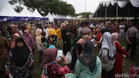 Di bazar itu harga daging ayam yang normalnya Rp 35 ribu/kg menjadi Rp 30 ribu/kg. Sedangkan telur ayam dari harga Rp 26 ribu/kg menjadi Rp 25 ribu/kg.