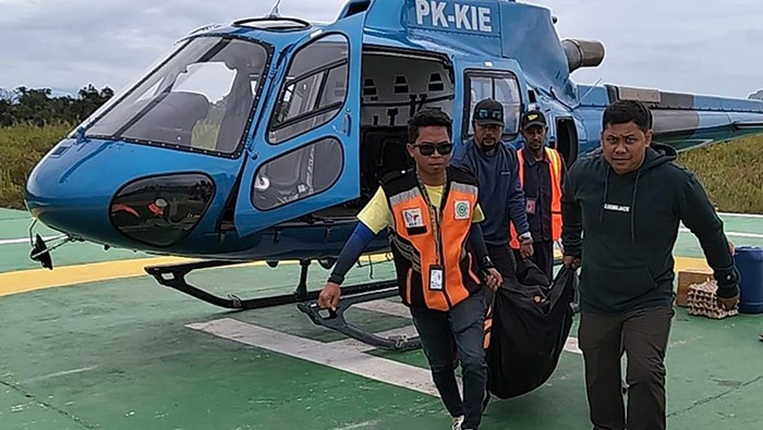 Petugas menurunkan kantong berisi jenazah pendaki Puncak Carstensz Pyramid yang berhasil dievakuasi di Helipad Bandara UPBU Mozes Kilangin Timika, Kabupaten Mimika, Provinsi Papua Tengah, Minggu (2/3/2025). Polres Mimika menyebut dua orang meninggal dunia dalam pendakian Puncak Carstensz Pyramid yaitu atas nama Elsa Laksono dan Lilie Wijayanti Poegiono. ANTARA FOTO/HO/Polda Papua Tengah/sgd/nym.