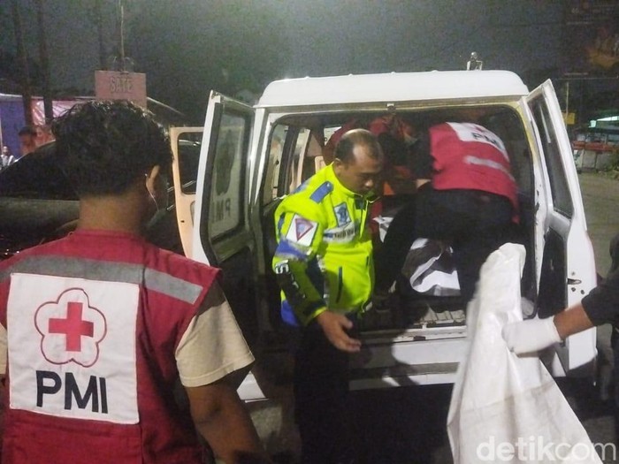 Evakuasi pemotor korban kecelakaan di Jalan Kartini, Srago, Klaten, Senin (3/3/2025) pagi.