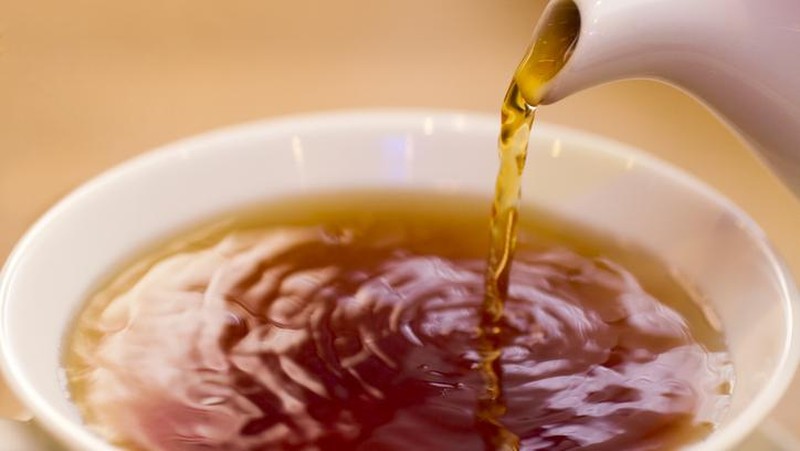 Suka Minum Teh? Begini 7 Tips Menikmatinya agar Gigi Tak Kuning