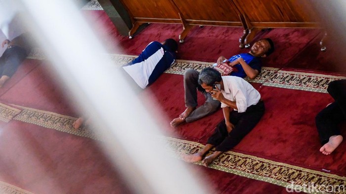 Fenomena Habiskan Waktu Puasa dengan Tidur di Masjid Ada fenomena yang selalu terjadi di setiap bulan Ramadan. Warga mengisi tenaga dengan tidur 'berjamaah' di masjid.
