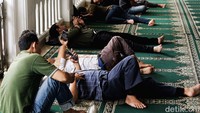 Pihak pengurus masjid mempersilakan jemaat tidur di tempat ibadah, asalkan tidak boleh mengganggu jemaat lain yang beribadah.   