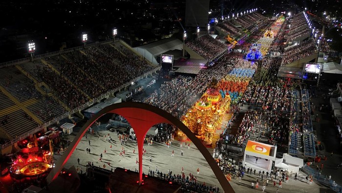 A drone view shows the Unidos de Padre Miguel samba school performing at the Sambadrome during Carnival festivities in Rio de Janeiro Brazil March 2, 2025. REUTERS/Pilar Olivares