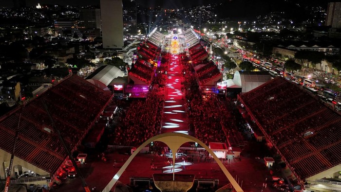 Foto Udara Semarak Karnaval di Brasil A drone view shows the Unidos de Padre Miguel samba school performing at the Sambadrome during Carnival festivities in Rio de Janeiro Brazil March 2, 2025. REUTERS/Pilar Olivares