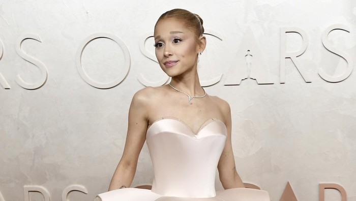 Ariana Grande Positif COVID-19 di Tengah Tur Film Wicked: For Good