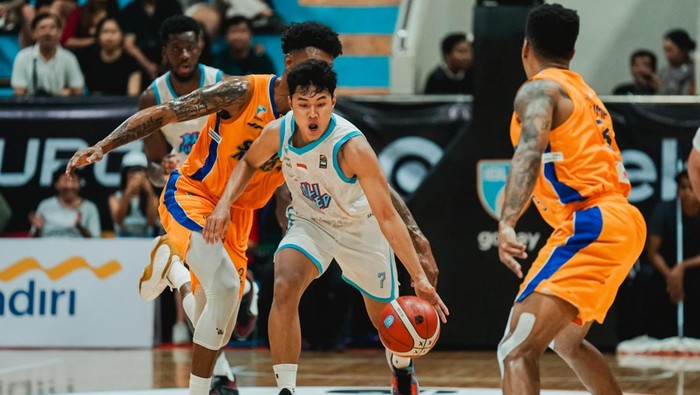 Gede Elgi Wimbardi (putih) dikepung dua pemain Satria Muda Pertamina dalam lanjutan IBL 2025 pada 9 Februari 2025. (Dokumentasi Bali United)