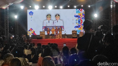 Giri dan Suiasa saat acara pisah sambut Bupati Badung di panggung terbuka Balai Budaya Giri Nata Mandala, Puspem Badung, Senin malam (3/3/2025). (Agus Eka/detikBali)