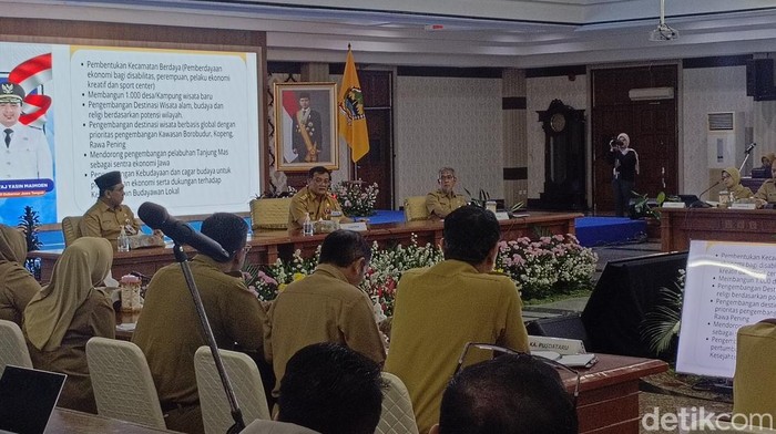 Gubernur Ahmad Luthfi mengumpulkan semua OPD-BUMD di hari pertama ngantor, Senin (3/3/2025).