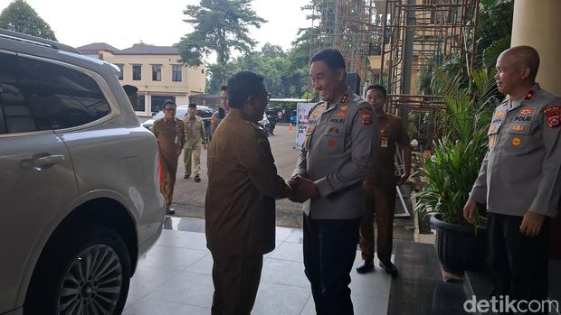 Gubernur Banten Andra Soni mengunjungi Kapolda Banten Irjen Suyudi Ario Seto di Mapolda Banten. Foto: Arief/detikcom.