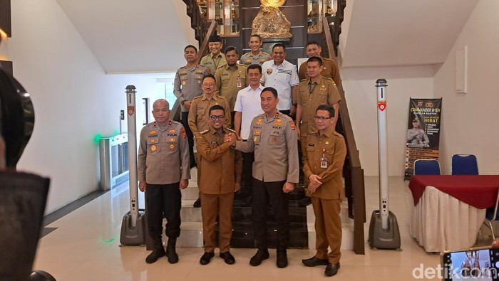 Gubernur Banten Andra Soni mengunjungi Kapolda Banten Irjen Suyudi Ario Seto di Mapolda Banten. Foto: Arief/detikcom.