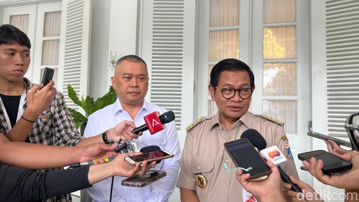 Gubernur DKI Jakarta Pramono Anung Wibowo menerima kedatangan Menteri Perhubungan (Menhub) RI Dudy Purwagandhi di Balai Kota Jakarta.