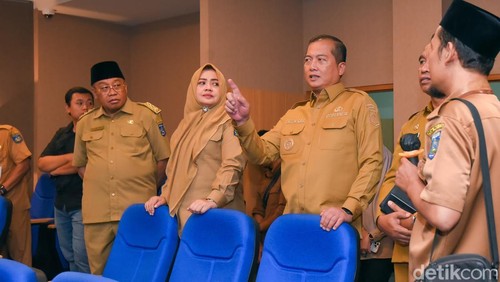 Gubernur NTB Lalu Muhamad Iqbal dan Indah Dhamayanti Putri saat masuk kerja pertama, Senin (3/3/2025). (Ahmad Viqi/detikBali).