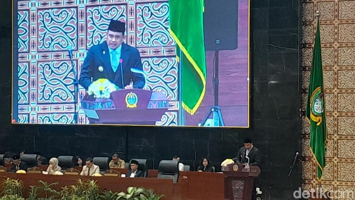 Gubsu Bobby saat memaparkan program kerjanya di rapat paripurna pertama di DPRD Sumut. (Foto: Nizar Aldi/detikSumut)