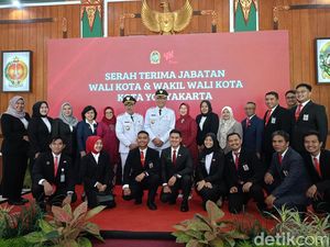 Hasto-Wawan Tolak Mobdin Baru: Lebih Baik untuk Bikin Gerobak Sampah