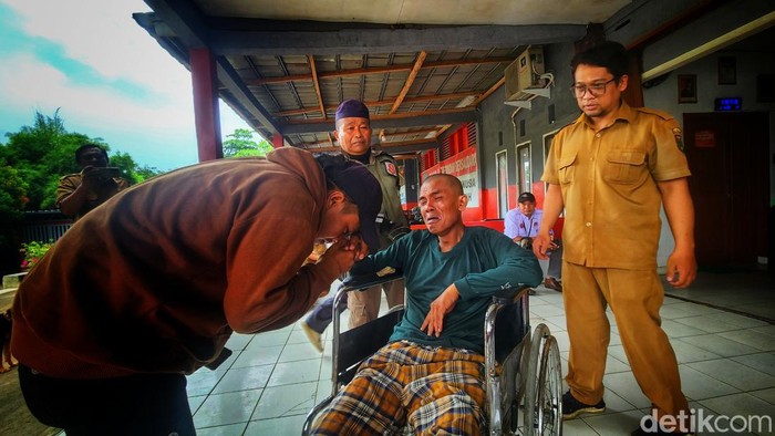 Herman (berkepala plontos) dijemput sang adik di Panti Aura Welas Asih.