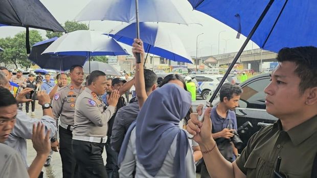 Hujan turun saat Kakorlantas Irjen Agus Suryo Nugroho melakukan peninjuan