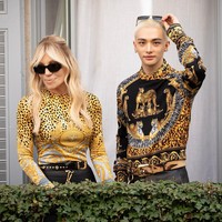 Setelah bergabung dalam keluarga Versace, penggemar menyadari Hyunjin Stray Kids mendapat perlakuan ekstra dan semestinya. Dia bahkan sudah mendapat julukan baru sebagai Versace Prince, didampingi seharian oleh Donatella. Foto: dok. Instagram @versace