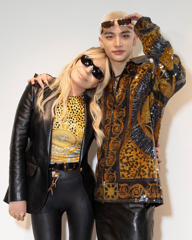 “Versace Show Day 💜 With The Versace Prince 🤞At the House of Versace 🤌” tulis Donatella Versace dalam unggahan Instagram. Hyunjin mengenakan kemeja yang akan dirilis sebelum Versace Fall/Winter 2025 fashion show berlangsung. Foto: dok. Instagram @versace