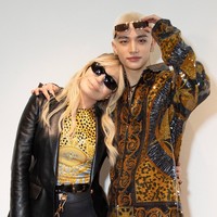 “Versace Show Day 💜 With The Versace Prince 🤞At the House of Versace 🤌” tulis Donatella Versace dalam unggahan Instagram. Hyunjin mengenakan kemeja yang akan dirilis sebelum Versace Fall/Winter 2025 fashion show berlangsung. Foto: dok. Instagram @versace