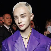 Personel grup KPop Stray Kids, Hyunjin membuktikan eksistensinya sebagai fashion icon. Dia menjadi tamu istimewa yang menghadiri peragaan busana Versace di tengah Milan Fashion Week 2025. Foto: dok. Instagram @versace