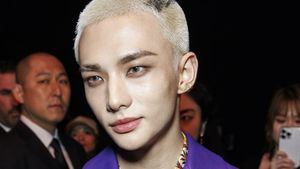 7 Gaya Hyunjin Stray Kids Tampil dengan Rambut Berlogo Versace di Milan