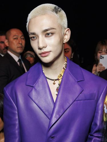 Hyunjin Stray Kids tampil dengan model rambut buzz-cut bertuliskan Versace