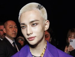 7 Gaya Hyunjin Stray Kids Tampil dengan Rambut Berlogo Versace di Milan