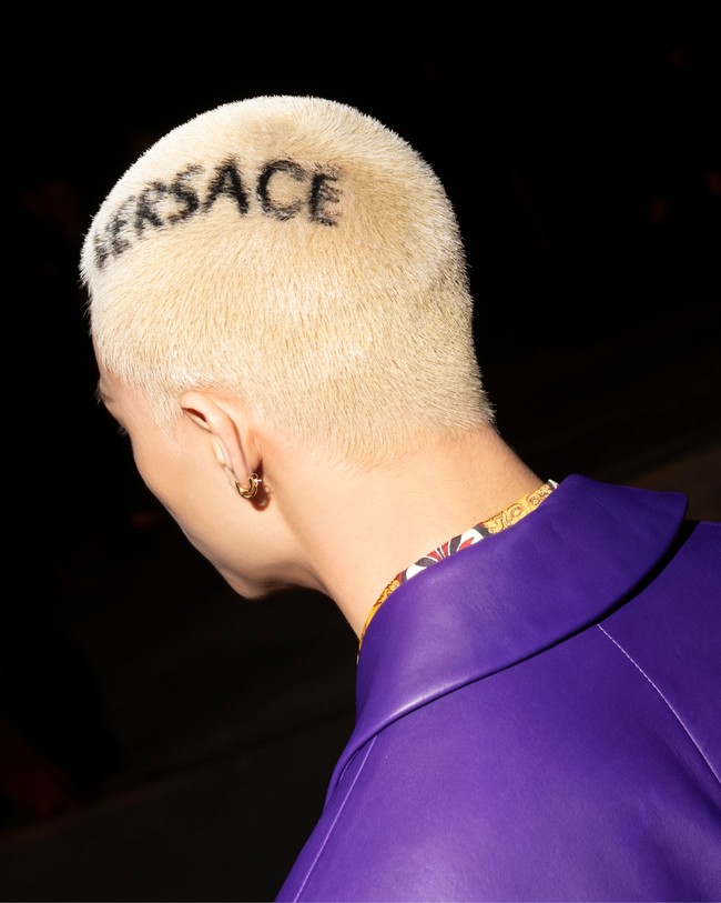 Penampilan Hyunjin Stray Kids sontak perbincangan hangat netizen Korea dan penggemar mancanegara. Dengan potongan rambut buzz-cut pirang yang terlihat edgy, dia menambahkan sentuhan Versace yakni tulisan dan logo rumah mode Italia itu. Foto: dok. Instagram @versace