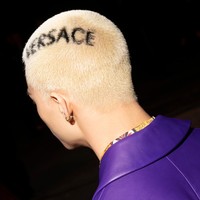 Penampilan Hyunjin Stray Kids sontak perbincangan hangat netizen Korea dan penggemar mancanegara. Dengan potongan rambut buzz-cut pirang yang terlihat edgy, dia menambahkan sentuhan Versace yakni tulisan dan logo rumah mode Italia itu. Foto: dok. Instagram @versace